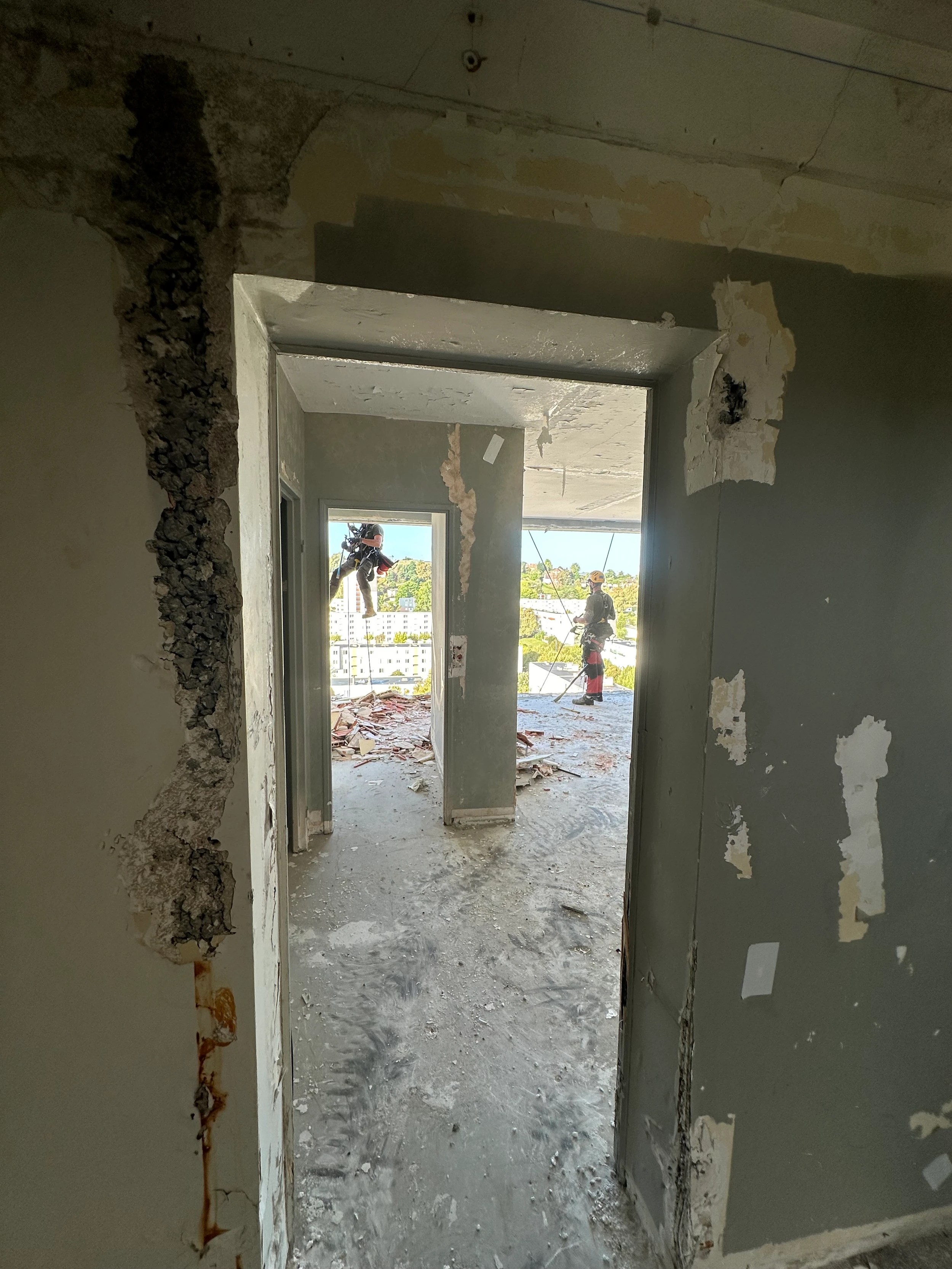 Intervention de cordistes MS Access pour façade mise à nu chez AVENIR DECONSTRUCTION à Mourenx (bâtiment) – 1